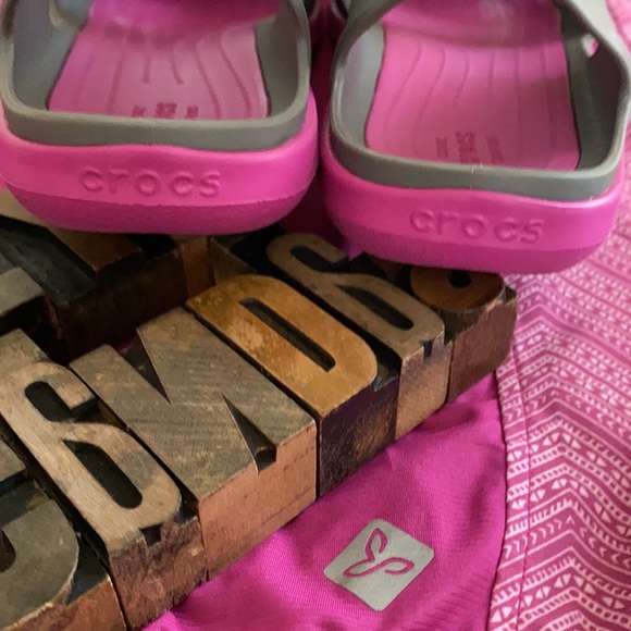 🐊☔️CROCS Women’s Slingback/Cut Away Shoe in Gray & Magenta - Picture 10 of 12